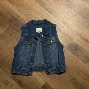 Size 7-8 denim vest.  Excellent condition!